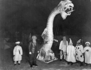 Гигантская кура, верблюды на льду, дракон и толпа бородатых гномов. Да что происходит на этих дореволюционных фотографиях?!