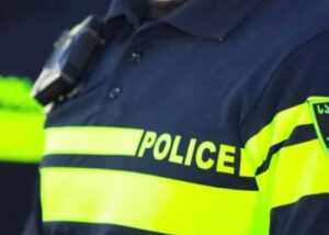 «Разблокируй, иначе тебе пиздец». Полицейского задержали по обвинению в превышении полномочий