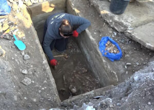 Старинные гробницы во время ремонта дороги обнаружили в Рустави