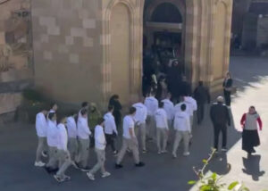 Скорбящие продолжают приходить в собор Сиони