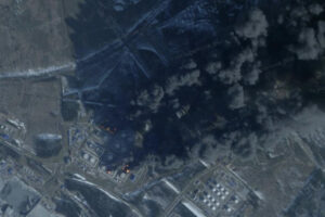 Пожар в нефтяном порту и 70 сбитых БПЛА. Главное о самой масштабной атаке на Ленобласть с начала войны