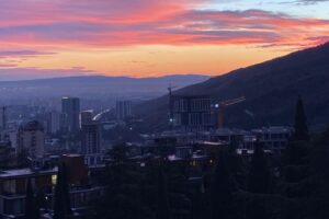 «Я верю, что для выращивания детей нужна целая деревня. Тут такая деревня получилась сама». Опыт: я живу в Крцаниси