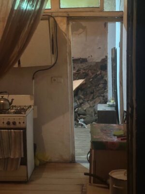 Стена жилого дома обрушилась в Тбилиси из-за дождей. Паре, проживающей там, пришлось покинуть свою квартиру