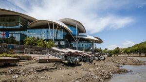 Уровень воды в Мтквари опустили — чтобы помочь спасателям в поиске водителя, машина которого упала в реку