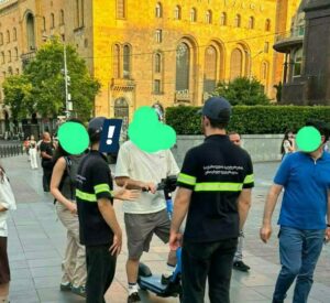 В Тбилиси начали штрафовать самокатчиков. Об этом пишут в соцсетях